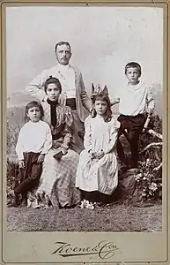 Portrait en studio d'une famille indo entre 1890 et 1910. Tropenmuseum.