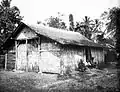 Toit du type kampung sur une maison javanaise de gens du commun.