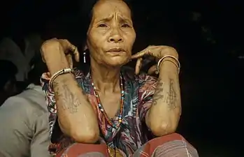Une Sumbanaise montre ses tatouages, 1989.
