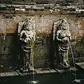 Deux des six statues alimentant les bains (1971)