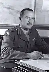 Portrait en buste d'un homme moustachu en uniforme militaire.