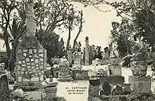 Vue des vestiges archéologiques exposés dans le jardin de la chapelle.