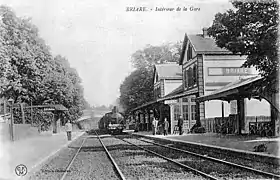 Gare et train de voyageurs.