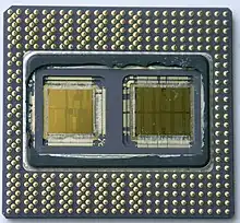 Intérieur du Pentium Pro avec, à gauche le die du microprocesseur et à gauche la mémoire cache L2.