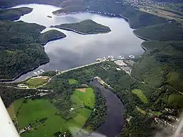 Barrage de retenue et lac de la Rour