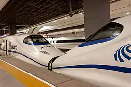 Chine Locomotives CRH2C à la gare de Shanghai Hongqiao