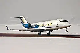 Bombardier CRJ200 à l'aéroport International d'Almaty  le 7 janvier 2013. Trois semaines plus tard cet appareil s'écrase pendant le vol 760 de la SCAT.