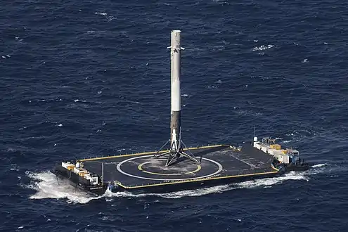Le premier étage du 23e lancement après son appontage réussi sur la barge océanique autonome le 8 avril 2016.