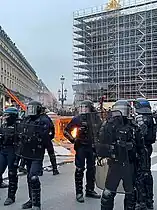 CRS sur la place de l'Opéra.