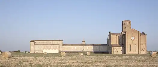 Photographie panoramique d'une abbaye avec le chevet de l'abbatiale sur la droite.