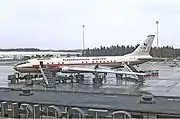 photographie en couleur d’un avion décoré d’une sérigraphie rouge et blanche