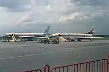 photographie en couleur montrant deux avions garés côte à côte