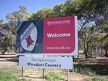 Photo du panneau d'entrée de l'université Charles Sturt.