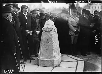 Inauguration de la première borne à Château-Thierry (France), le 10 novembre 1921.