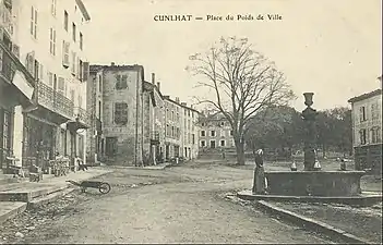 Carte postale ancienne représentant la place du Marché — à l'époque, place du Poids-de-Ville — avant 1934 avec l'immeuble à l'arrière-plan sur l'emplacement du futur hôtel de la Caisse d'épargne.