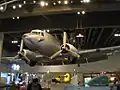 Le Douglas DC-3 de la Cathay Pacific suspendu au plafond.