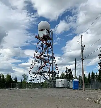 Station CXLA (un WSR-98R), à Landrienne en juin 2019 avec les bases de la future tour du nouveau radar Meteor 1700S à l'avant de la tour.