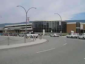 Façade de l'Aéroport international de Kelowna.