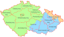 Pays historiques de Bohême (vert), de Moravie (bleu) et de Silésie tchèque (orange) ; en rouge les régions administratives actuelles de la République tchèque.