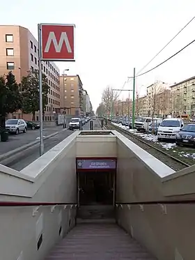 Une bouche d'accès à la station.