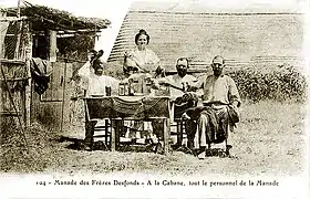 Cabane de la manade Desfonds (en fait une bergerie) aux Saintes-Maries-de-la-Mer vers 1900.