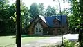 Maison de bois apparent dans le bois et encore dans le village de Roxton Falls