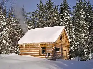 Cabane de rondins construite par Billy Rioux en 2011, selon les méthodes utilisées en 1850