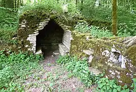 Abri comportant deux banquettes opposées.