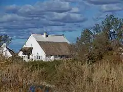 Auberge cavalière du mas de Cacharel et sa petite cabane.