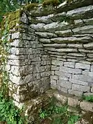 Abri ouvert formé de dalles encorbellées sur plan rectiligne (Granges-sur-Baume, Jura).