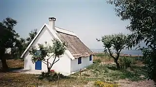 Cabane du Pont du Maure : pignon en dur, rampants saillants.