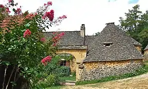 La ferme et son porche daté de 1841 entre grange et groupe 1