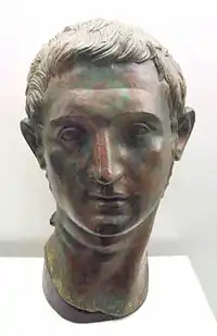 Tête d'une statue antique romaine en bronze, trouvée dans un temple romain sur le site de Cabezo de Alcalá à Azaila. C'est une représentation d'un jeune seigneur local datant du premier tiers du Ier siècle av. J.-C.
