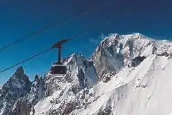 Vue d'une cabine avec le mont Blanc en arrière-plan.