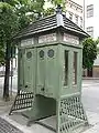 Cabine téléphonique traditionnelle de Stockholm (Suède), à Gamla Stan.