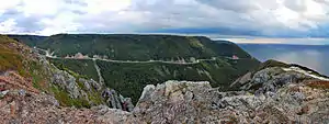 Panorama des montagnes du parc national des Hautes-Terres-du-Cap-Breton, avec la piste Cabot coupant au travers.