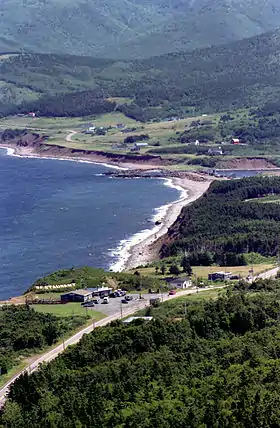 Vue des établissements commerciaux et résidentiels à Pleasant Bay, dans la partie septentrionale de la piste Cabot.