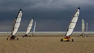  Chars à voile sur une plage