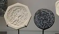 Timbre en stéatite avec, représentant un personnage à tête de bouquetin domptant des serpents. Lorestan, 4000 av. J.-C. Musée du Louvre