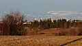 Vue du village de Cacouna à partir de Saint-Arsène avec, en arrière-plan, les montagnes de la région de Charlevoix