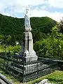 La statue de la Vierge, à côté de la chapelle.