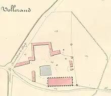 Plan avec les bâtiments de la ferme en rose, formant un U autour de la cour, fermée par la grange et d'autres bâtiments annexes, avec une grande mare au centre