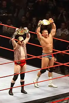 Murdoch (à gauche) & Lance Cade avec le World Tag Team Championship (WWE)