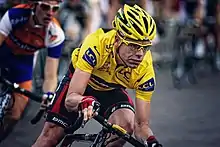 Photographie de Cadel Evans portant le maillot jaune lors de la dernière étape du Tour de France 2011