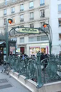 Au niveau du no 17, entourage Guimard de l'entrée de la station de métro Cadet.