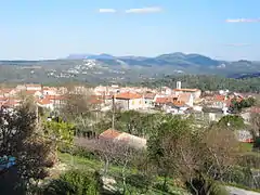 Cadolive depuis le chemin de Galice (côté Mont Julien)Au loin la montagne de Regagnas - 1er mars 2006.