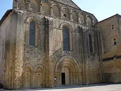 La façade de l'abbatiale Notre-Dame-de-la-Nativité de Cadouin.