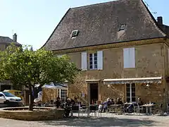 Maison à côté de la halle.