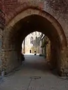 La porte Saint Louis du XIIe siècle, ancienne porte d'accès au monastère.