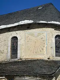 Cadran solaire au chevet de l'église de Balagué. Sur le haut du cadran est représenté un ange avec la date de 1862